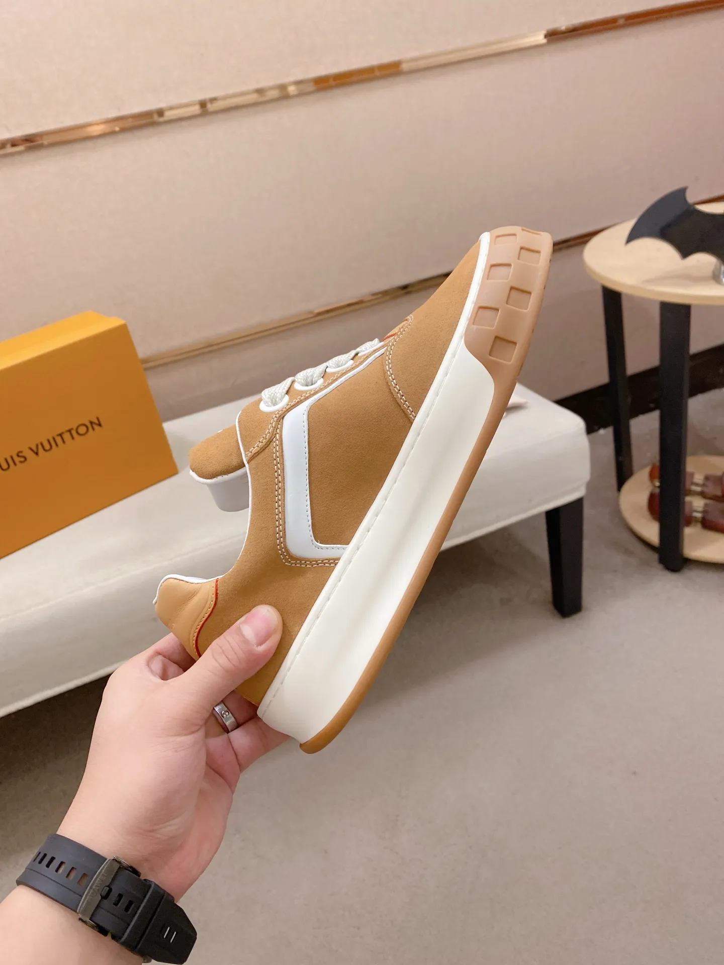 Factory price: 480💰 LV 🫏The colorful interpretation of BUTTERSOFT sneakers combines sheepskin, The colorful interpretation of LV BUTTERSOFT sneakers combines sheepskin and calfskin for a super soft feel. Designed by Pharrell Williams, this '60s-inspired shoe features a padded upper that's been crafted by Louis Vuitton craftsmen to further enhance the comfort of the leather. In addition to the LV initials, it features multiple signatures, including natural leather trim and an embossed pattern of Pharrell Williams and lobster on the side, referencing the Fall/Winter 2025 men’s show. A must-have artifact for fashionistas✅ Code number 38-44